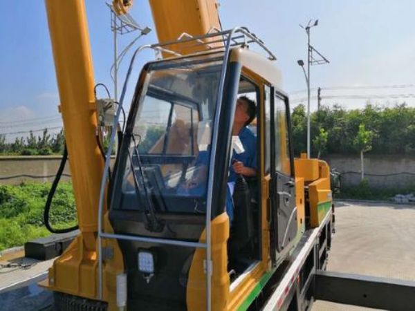 信江新区吊车租赁电话_吊车出租领域吊装大型钢网架安装法